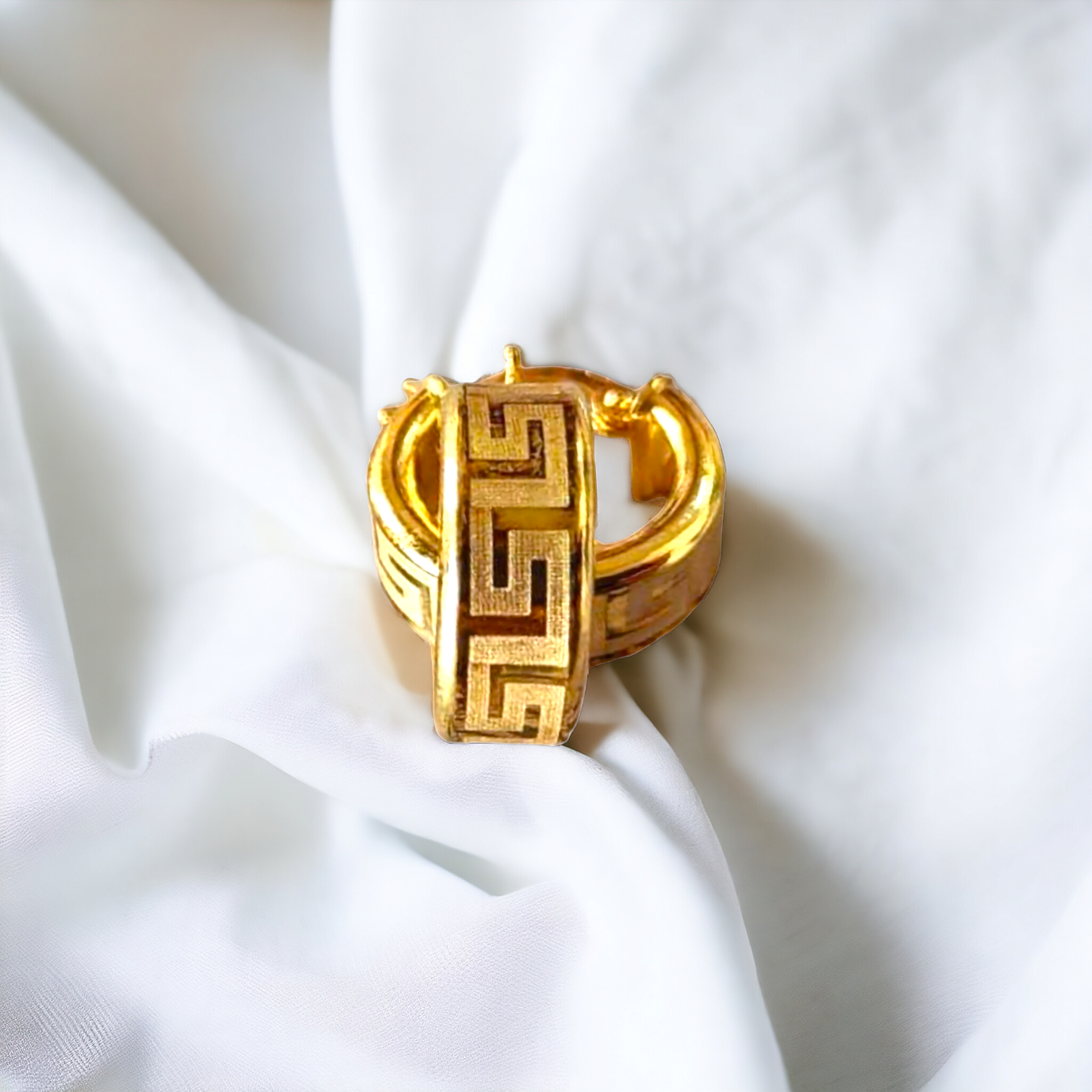 Boucles d'oreilles créoles dorées en forme de V 