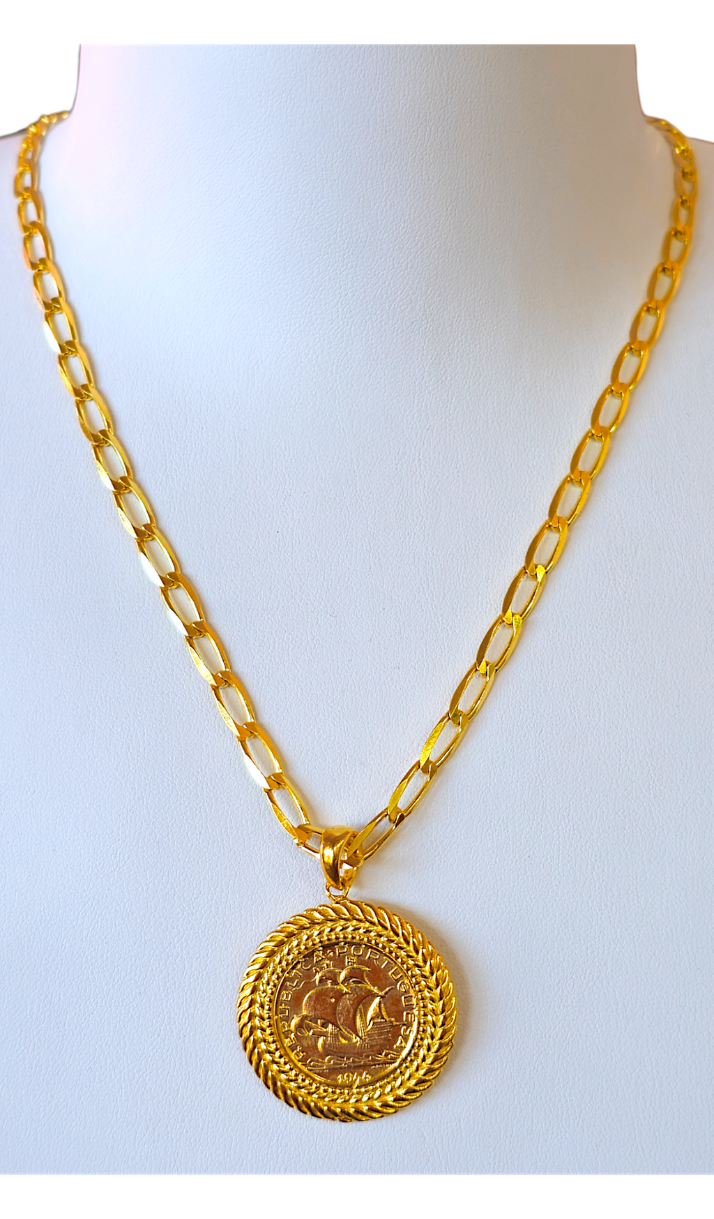 Colar Prata Dourada e Medalha