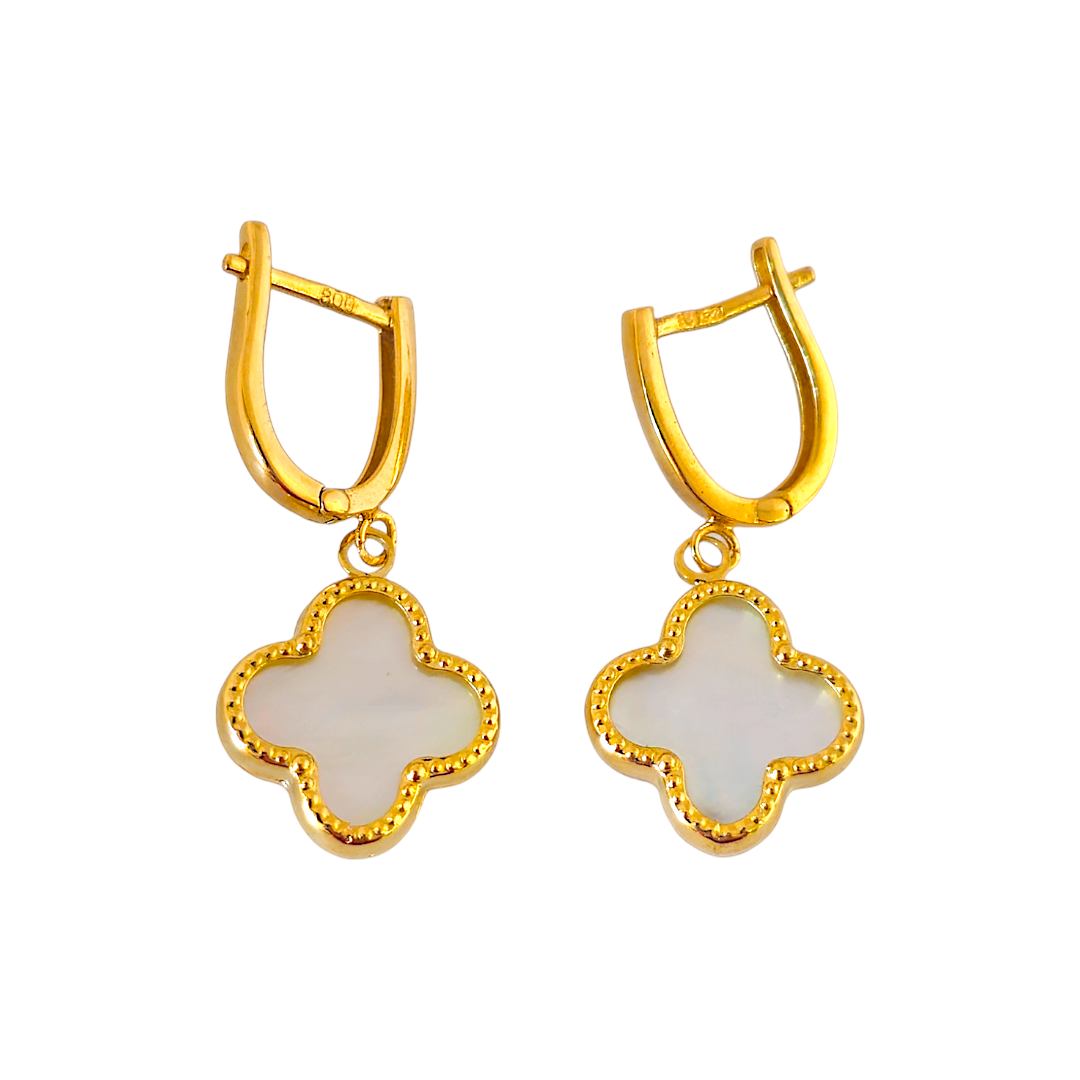 Des boucles d'oreilles en or 