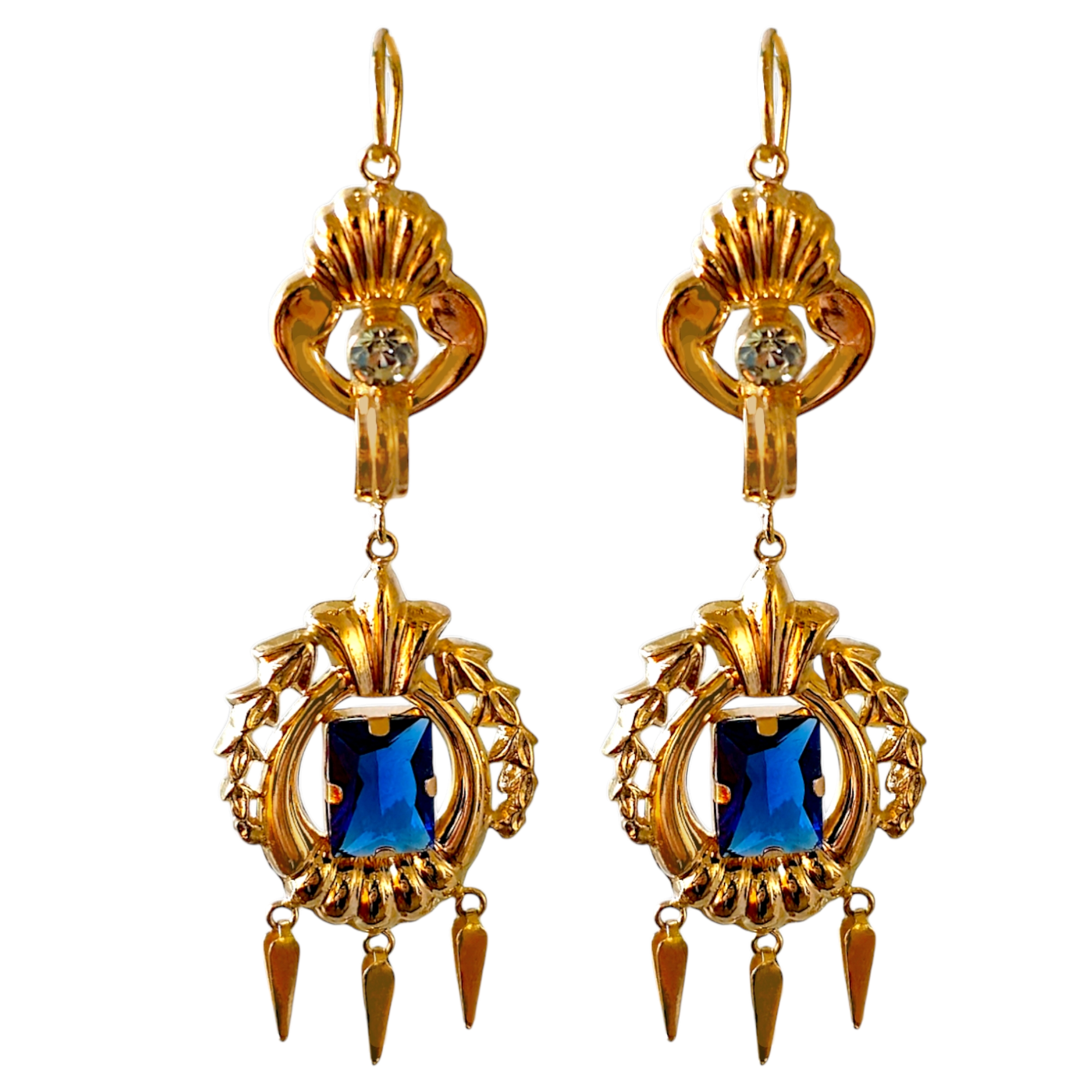 Des boucles d'oreilles en or 