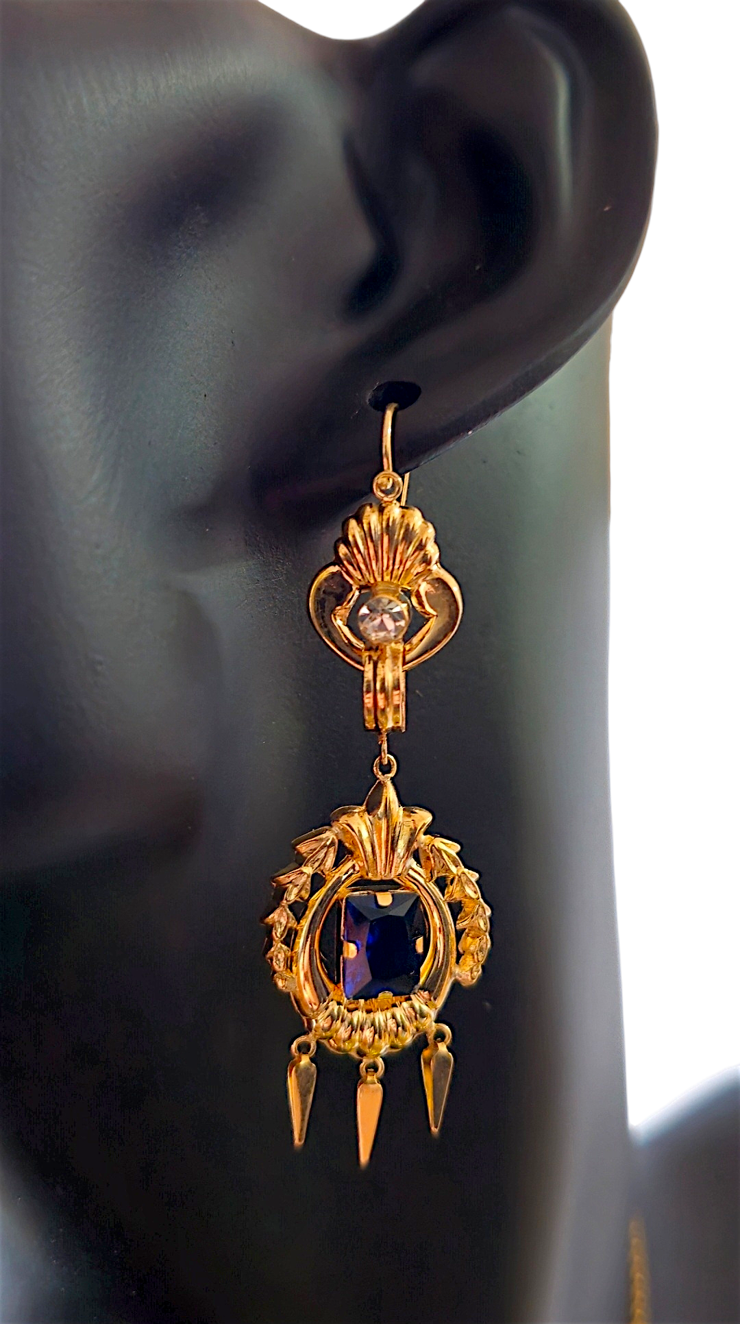 Des boucles d'oreilles en or 