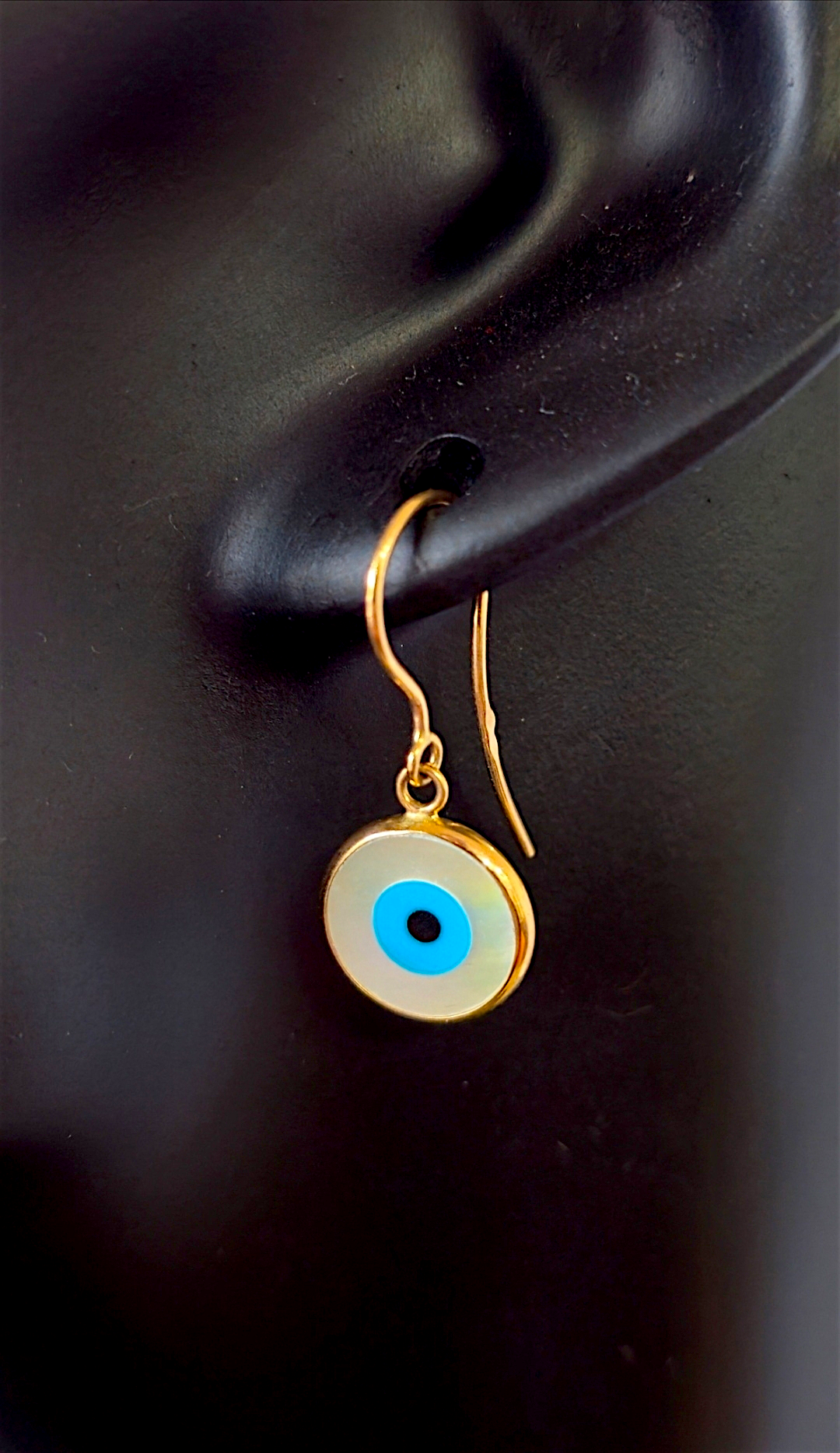 Des boucles d'oreilles en or 