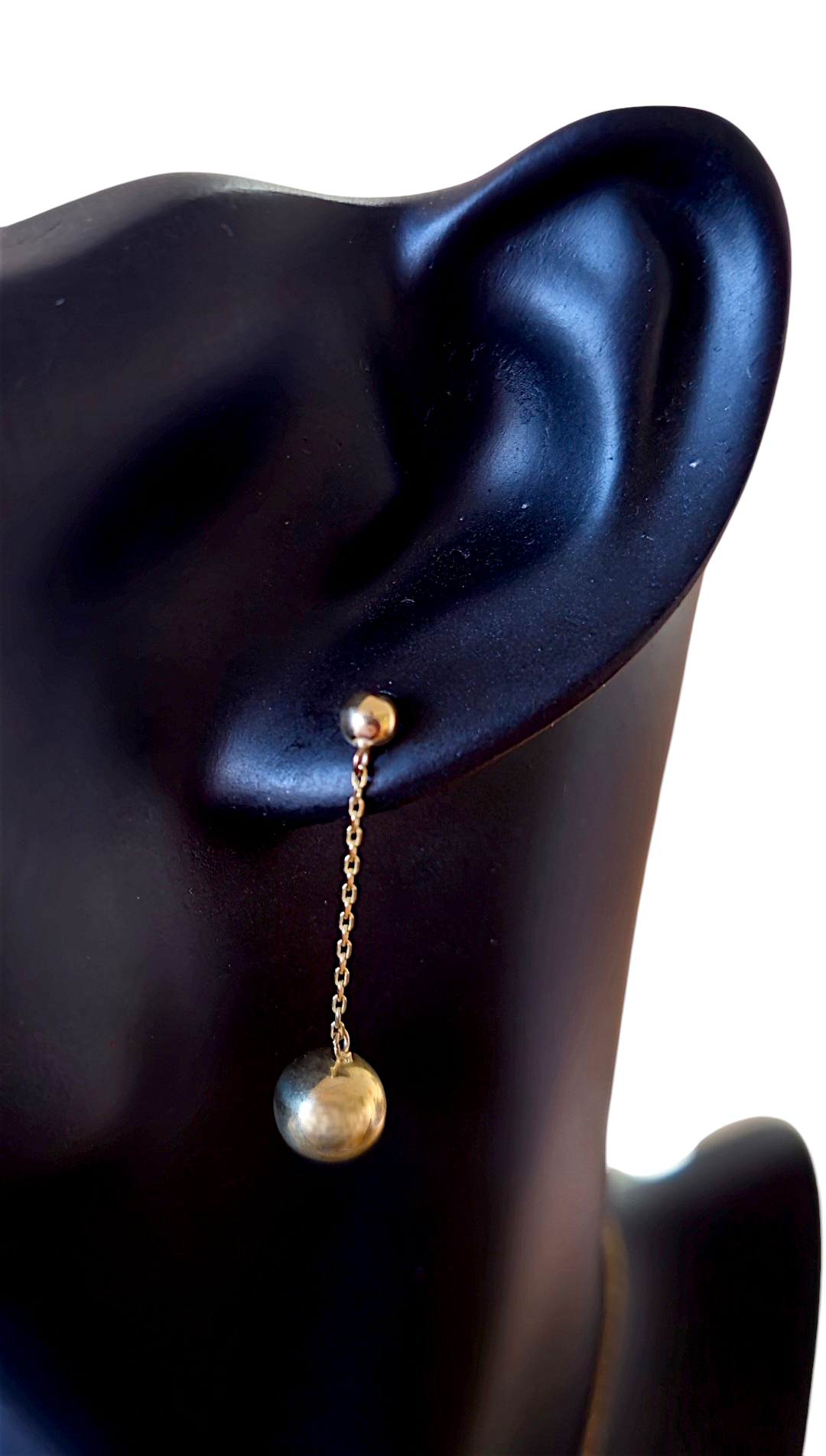 Des boucles d'oreilles en or 