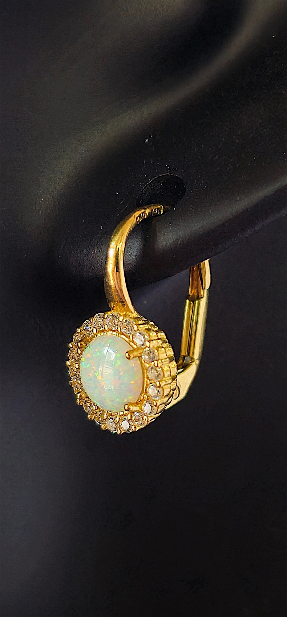 Des boucles d'oreilles en or 