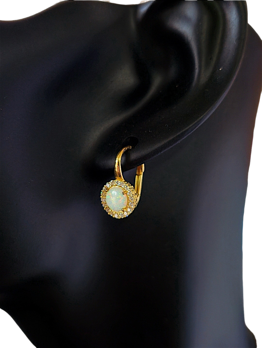 Des boucles d'oreilles en or 