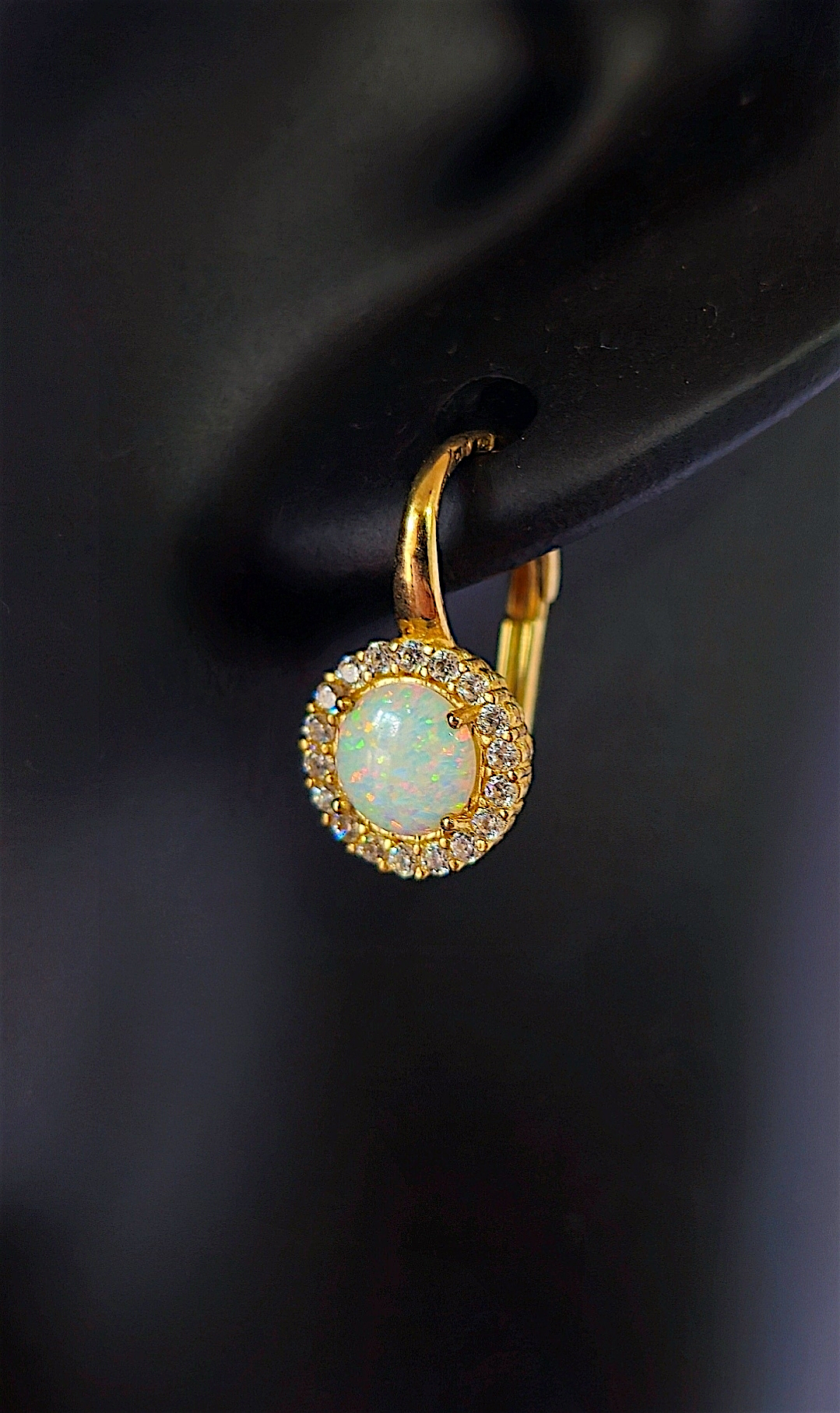 Des boucles d'oreilles en or 