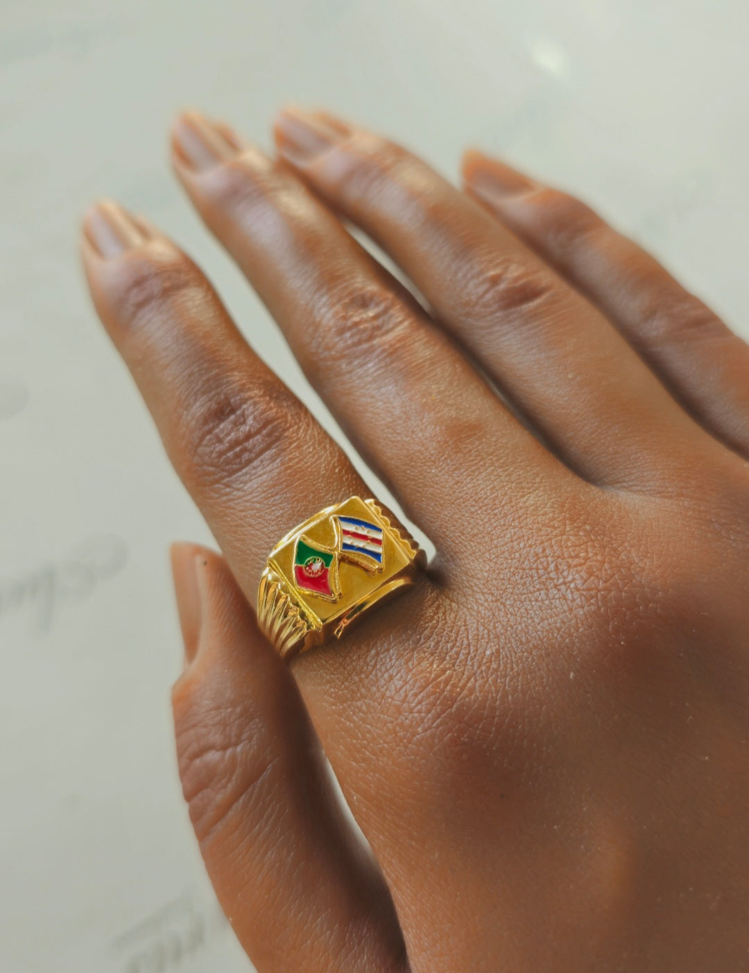 Anneau de drapeaux d'or