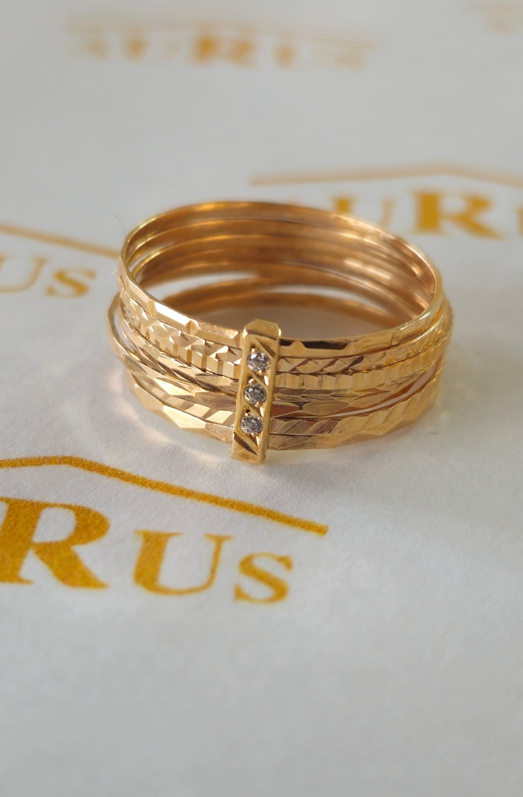 Bague Alliance en or avec 7 zircons cubiques