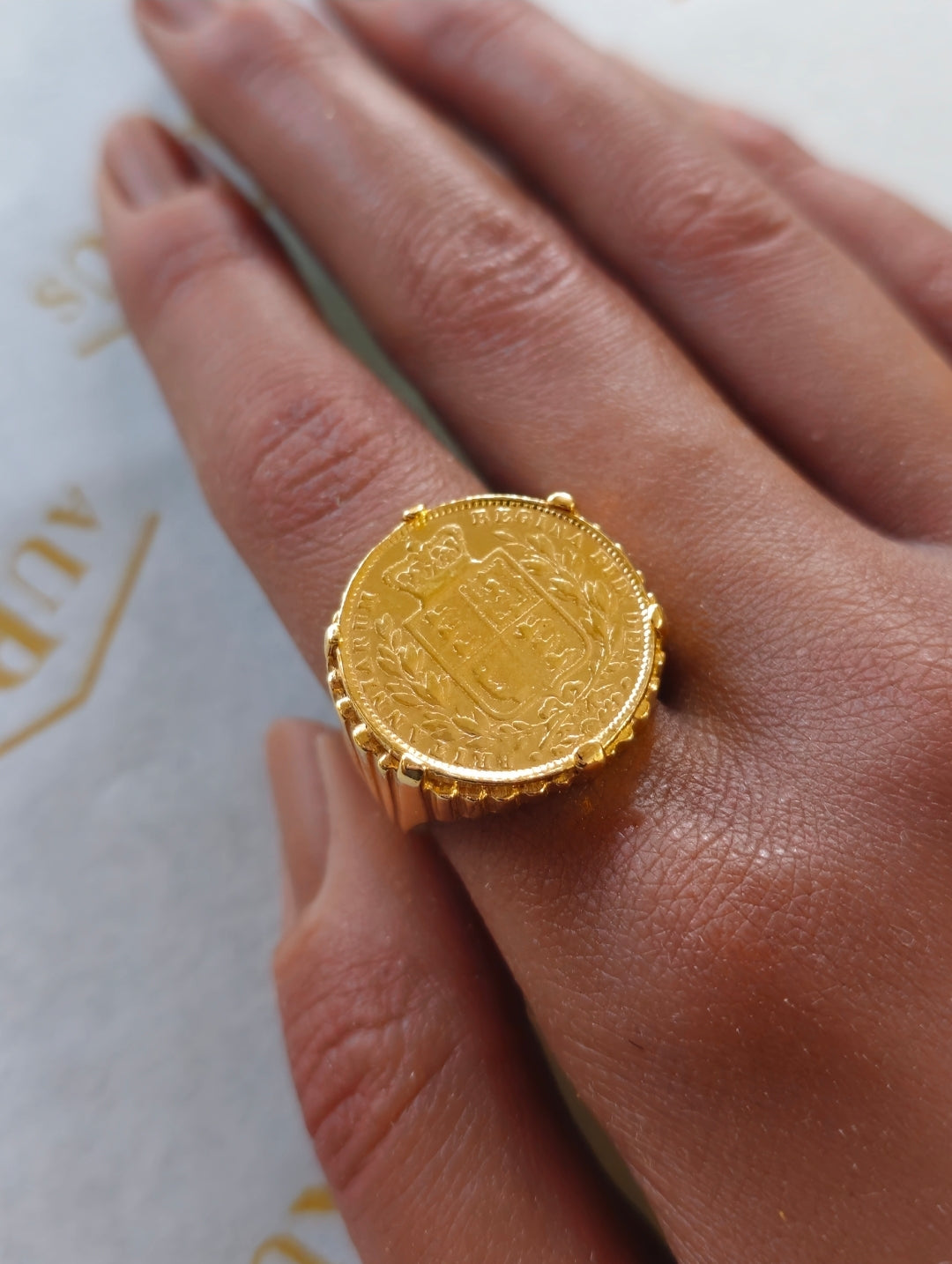 Bague Balance avec armoiries en argent plaqué or