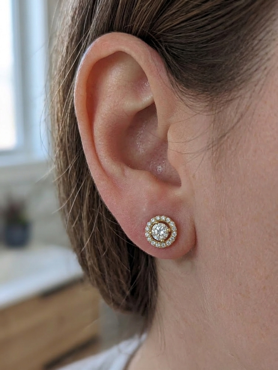 Des boucles d'oreilles en or 