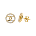 Des boucles d'oreilles en or 