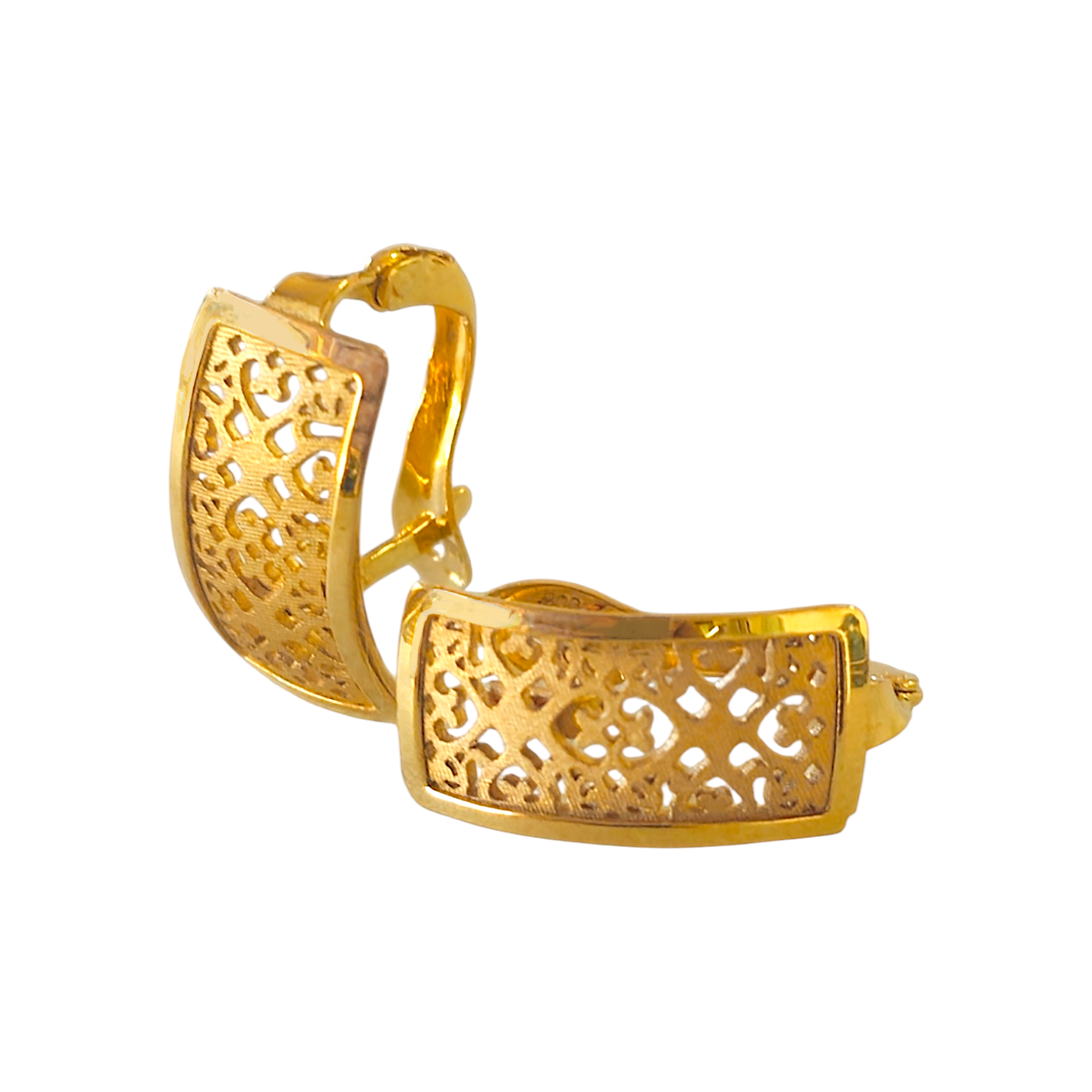 Des boucles d'oreilles en or 