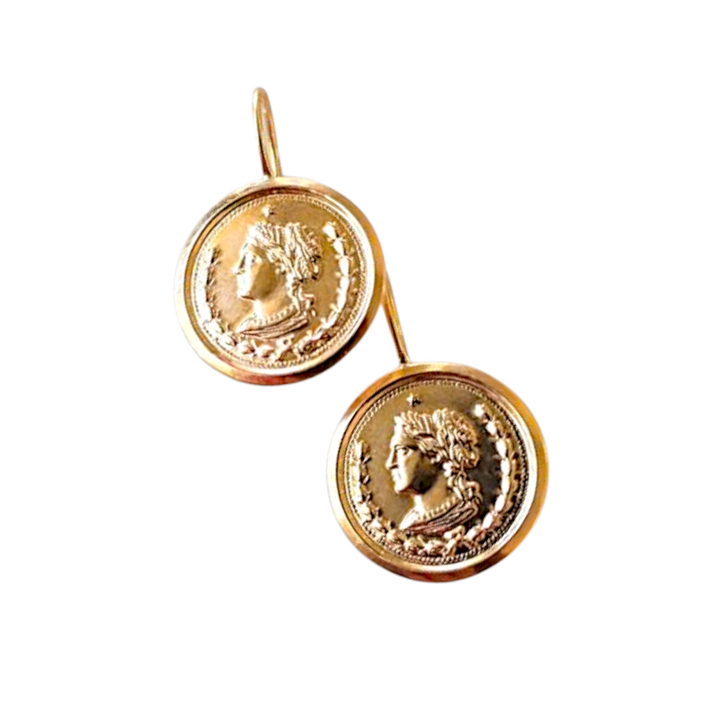 Des boucles d'oreilles en or 