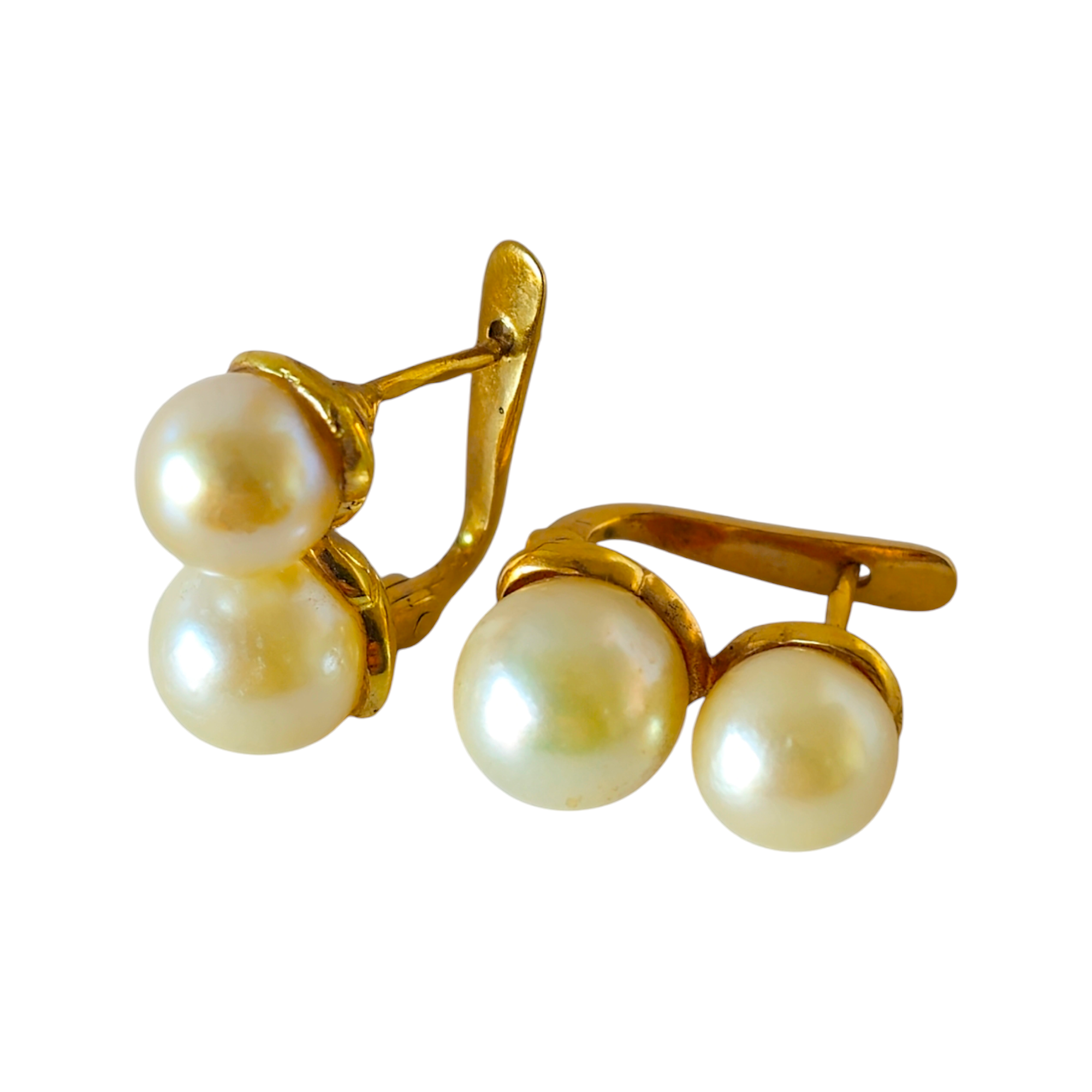 Des boucles d'oreilles en or 