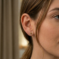 Des boucles d'oreilles en or 