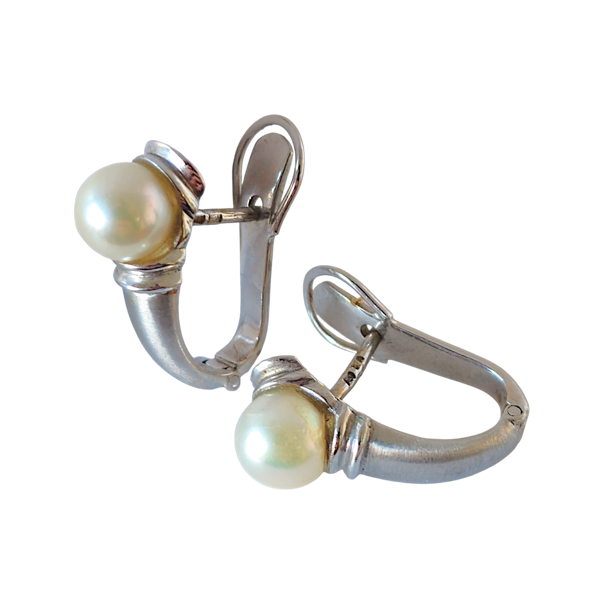 Des boucles d'oreilles en or 